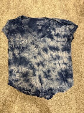 American Eagle Outfitters Navy and White Tie-Dye V-Neck Tee